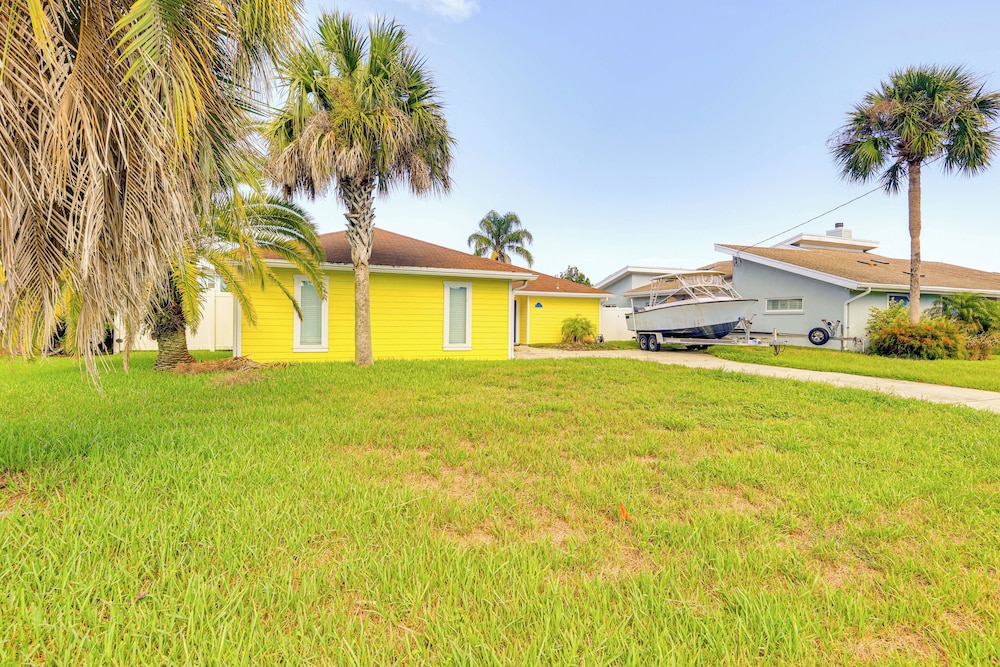 Canal-front Retreat 4 Mi to Jacksonville Beach!