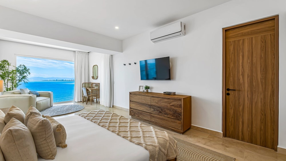 Beachfront Luxury 4BR Penthouse With Incredible Ocean Views