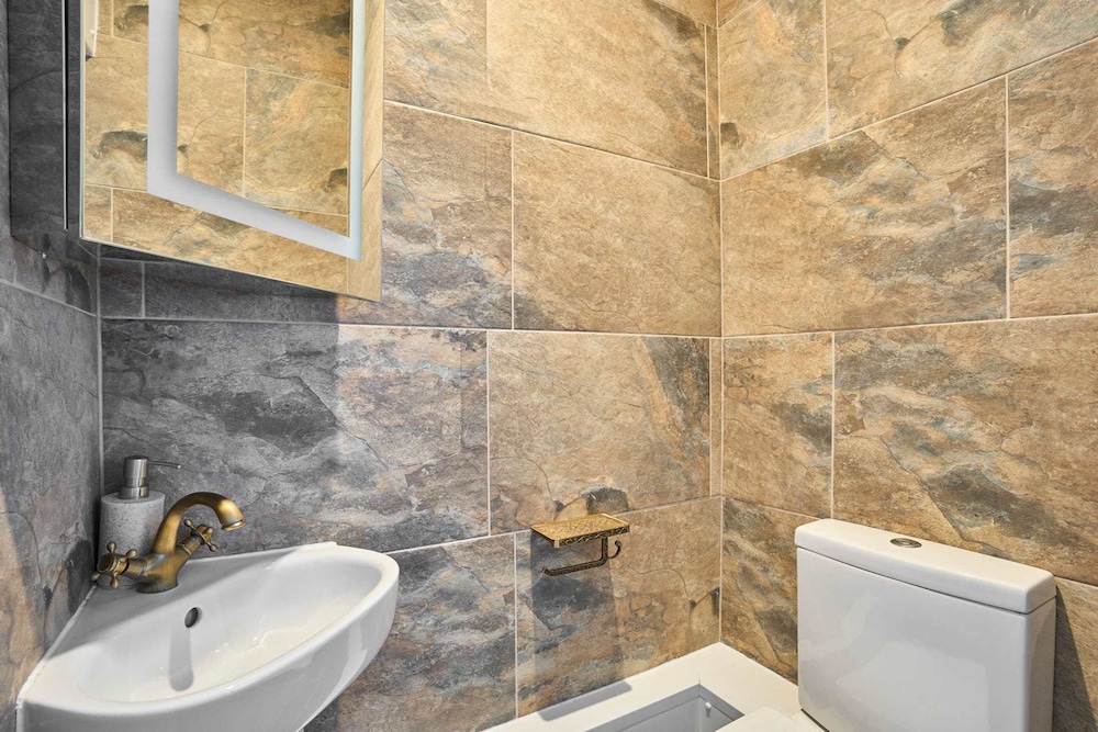 Host Stay Snowdrop Crescent I