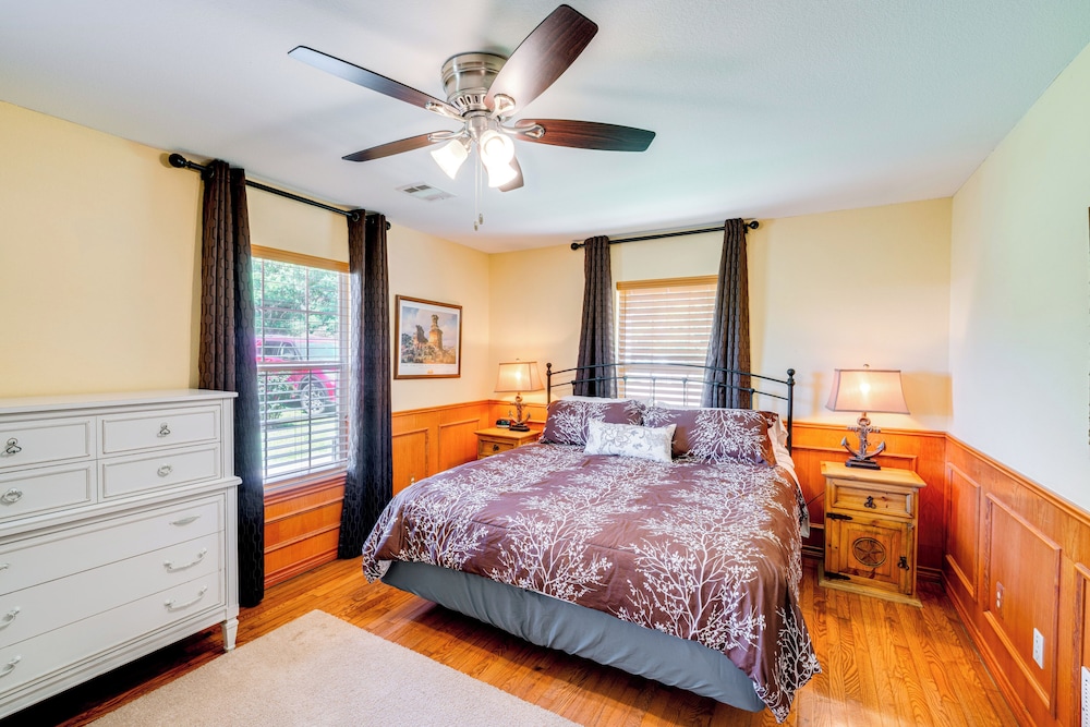 Sunrise Cove RC Llc: Lakefront Home w/ 2 Casitas!