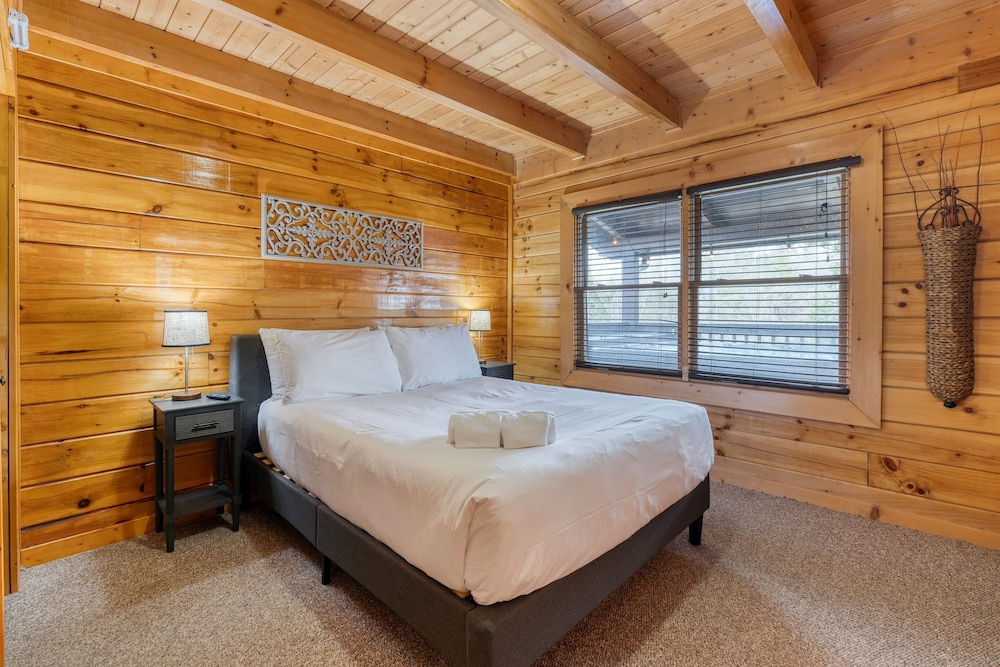 Cozy Cabin Hot Tub Balcony Golf Simulator Near Pigeon Forge Smoky Mountain Group Retreat Mountains Are Calling by Avantstay
