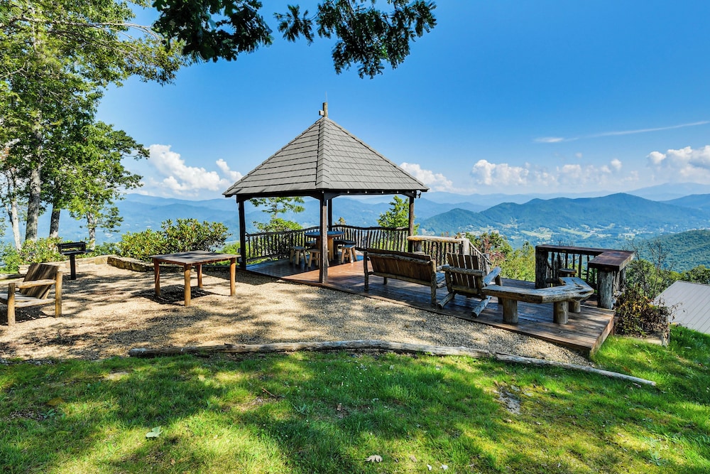 Condo w/ Private Balcony 6 Mi to Pisgah NF!
