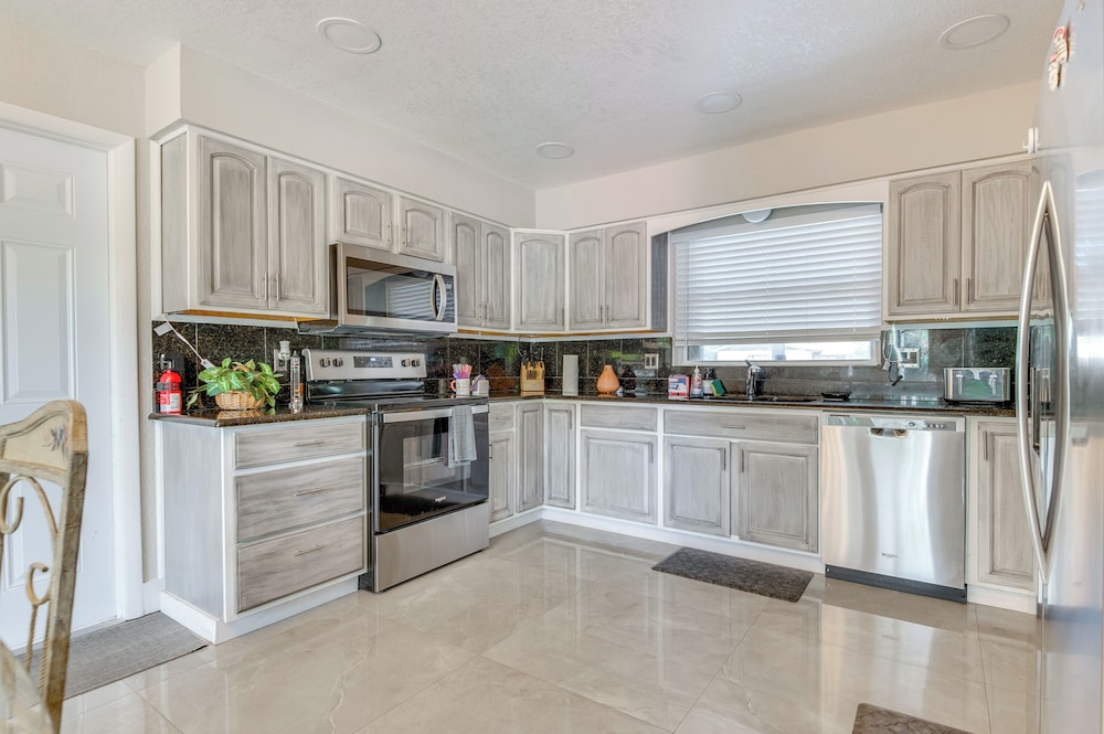 5 Mi to Beach: Retreat w/ Pool in Merritt Island