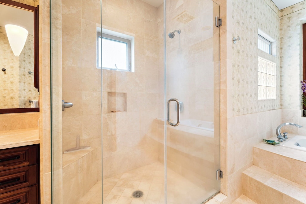 Close to Beaches & Restaurants - Spacious Townhome - Concierge Incl- Vrkcv