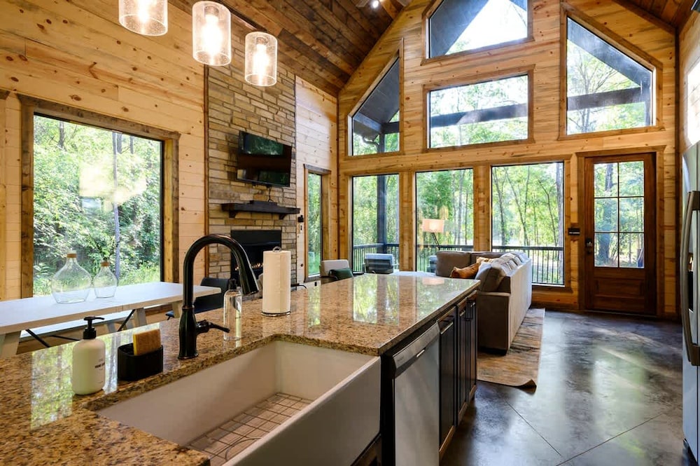 Luxurious Bright Modern Broken Bow Dream Retreat