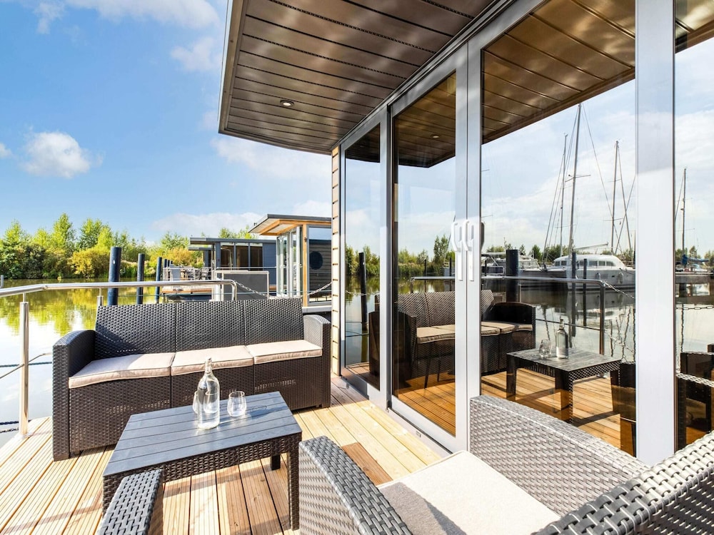 Houseboat in Volendam Marina view 3