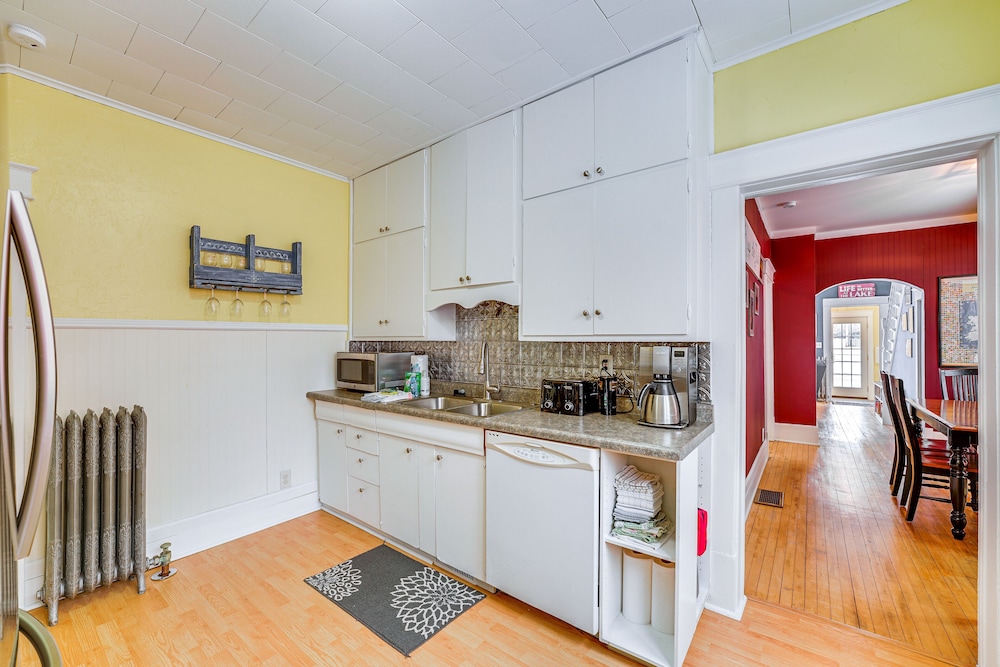 Ludington Home w/ 6 Bicycles < 1 Mi to Beach!