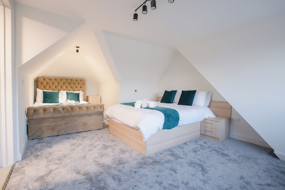 D'luxe 5-bed House - Sleeps 12 & Private Parking