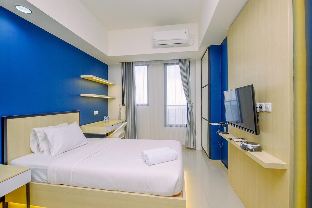 Comfy and Minimalist Studio with City View at Evenciio Margonda Apartment