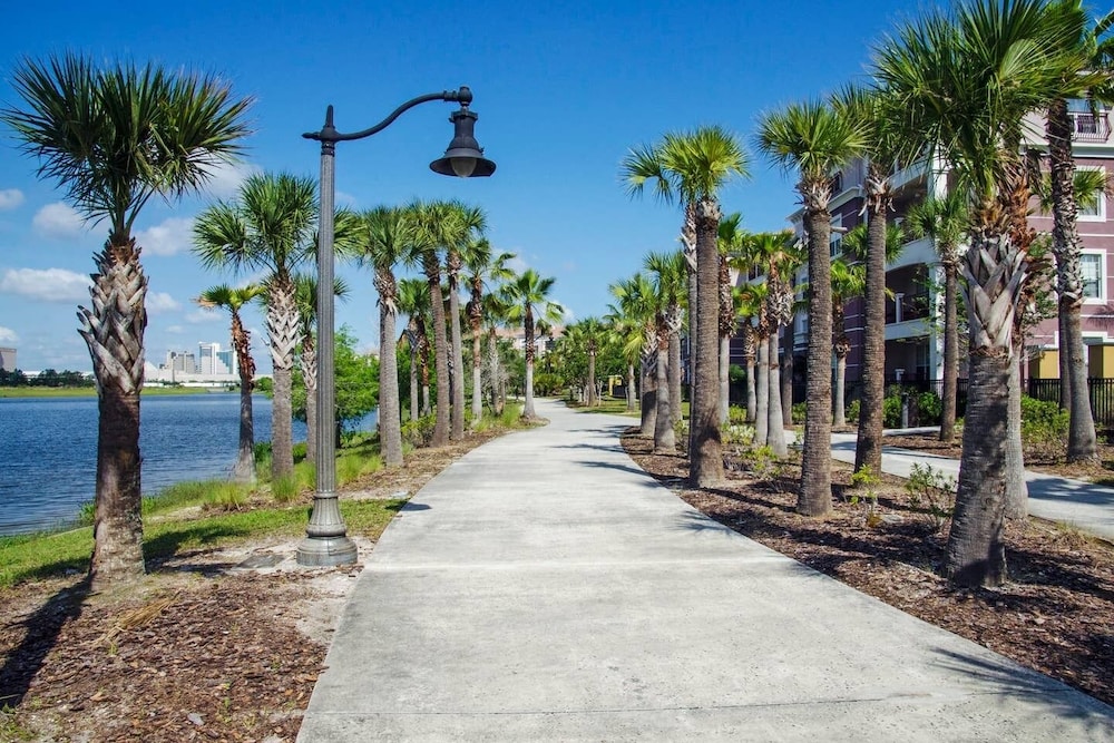 Spacious 3bd/2ba Home With Balcony - Close to Universal and Convention Center! 3vc305