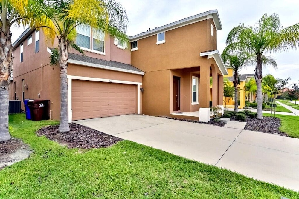 Spacious At The Bellavida Resort 220 6 Bedroom Home by RedAwning