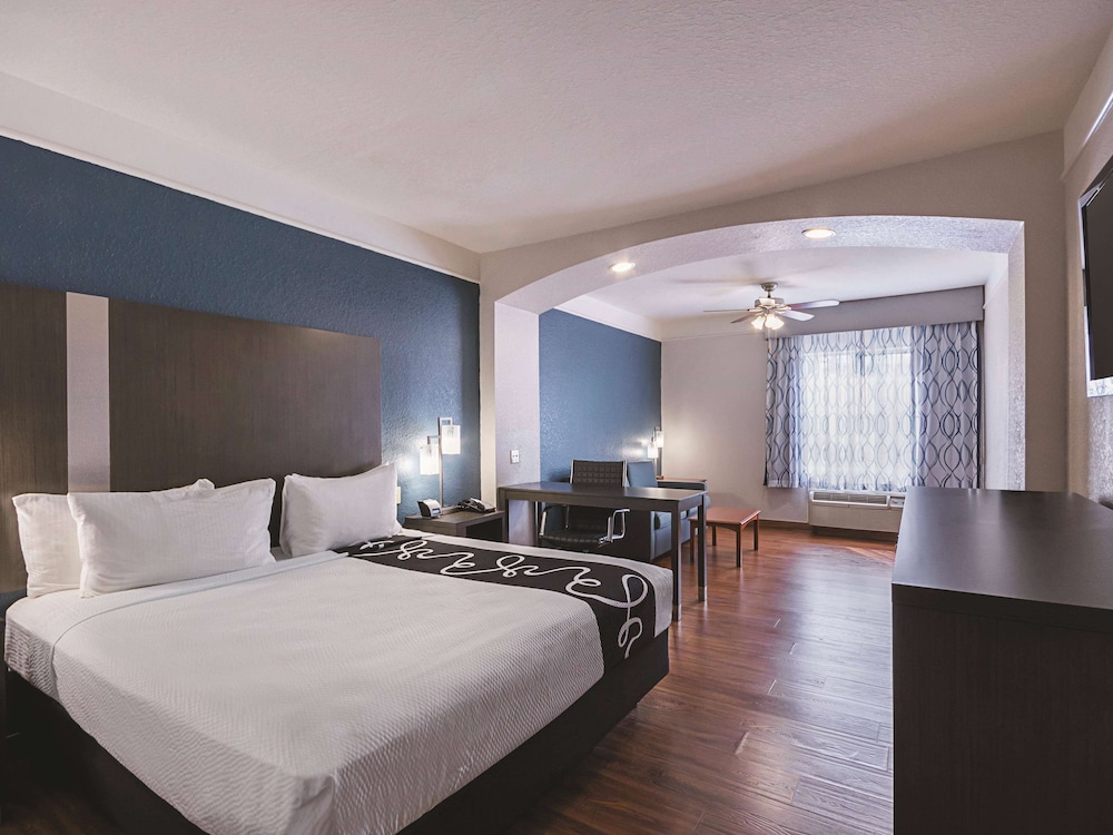 La Quinta Inn  Suites by Wyndham Kingwood Houston IAH Airpt - Property Image 5