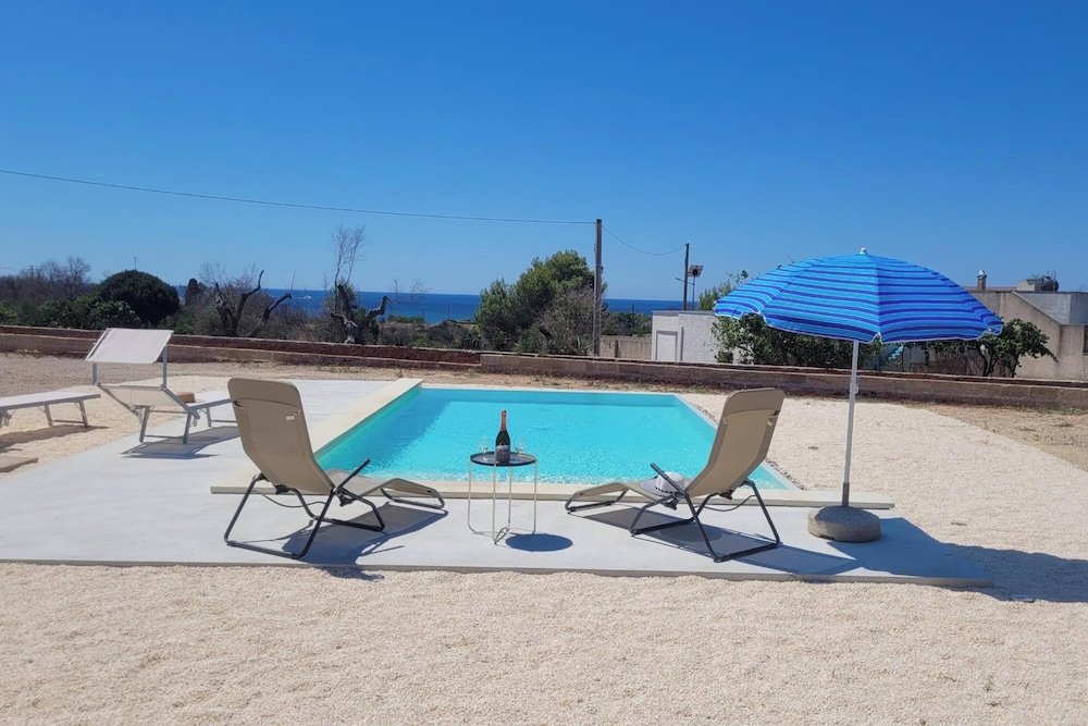 Villa Pescoluse With Pool and Sea View