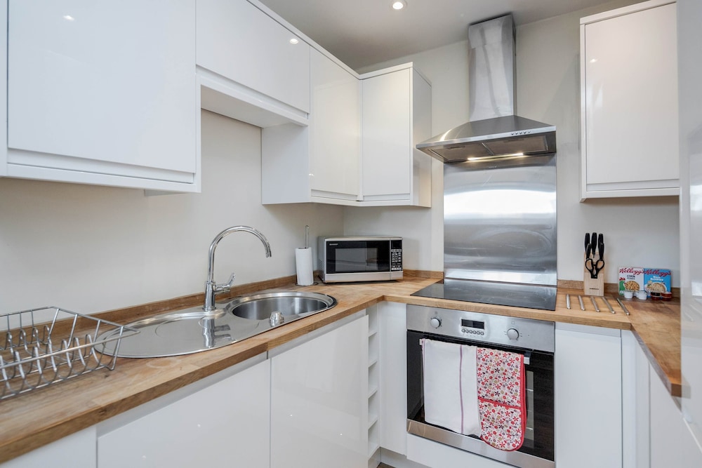 Luxury 1 Bedroom Apartment with Parking