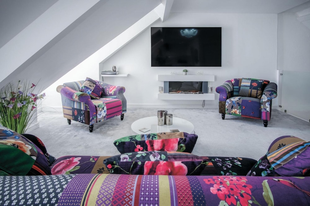 The Penthouse - Luxury 1 Bed - Panorama - Tenby view 2