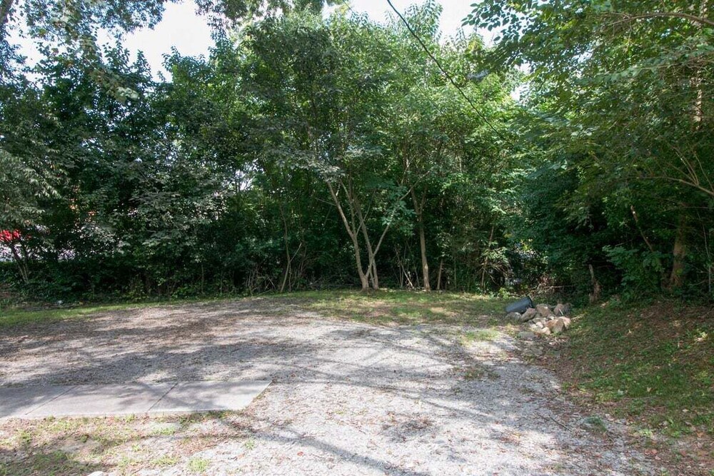 Clarksville Cottage on Crossland