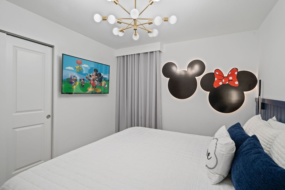 Chic 6 Bedroom Solara Home Pool and Themed Rooms