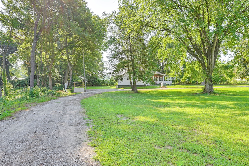 2 Mi to Oak Grove Racing & Gaming: Home on 1 Acre
