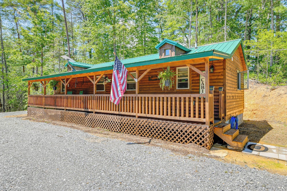 11 Mi to Smoky Mtns: Dog-friendly Sevierville Home