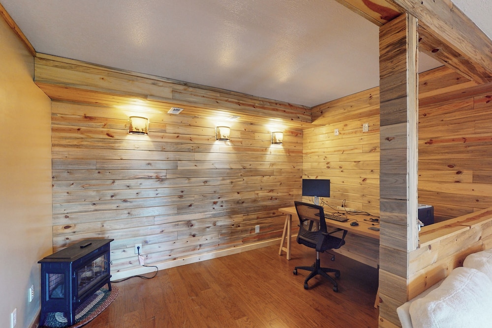 3 BR Cabin w/ Hot Tub, Large Deck & Wifi