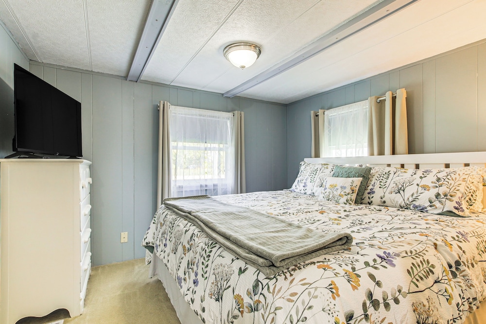 Lake Views & Fireside Bliss: Cecil Cottage w/ Yard