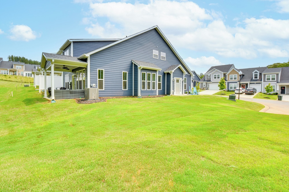 5 Mi to Memorial Stadium & Beach: Modern Townhome