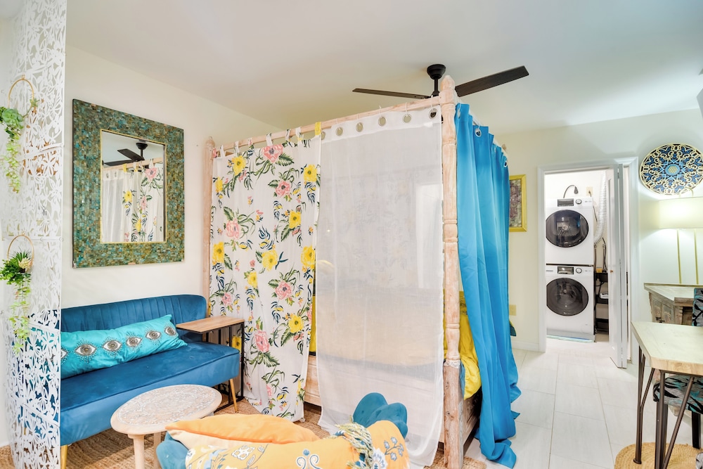 3 Mi to Vinoy Park: St Petersburg Gem w/ Patio!