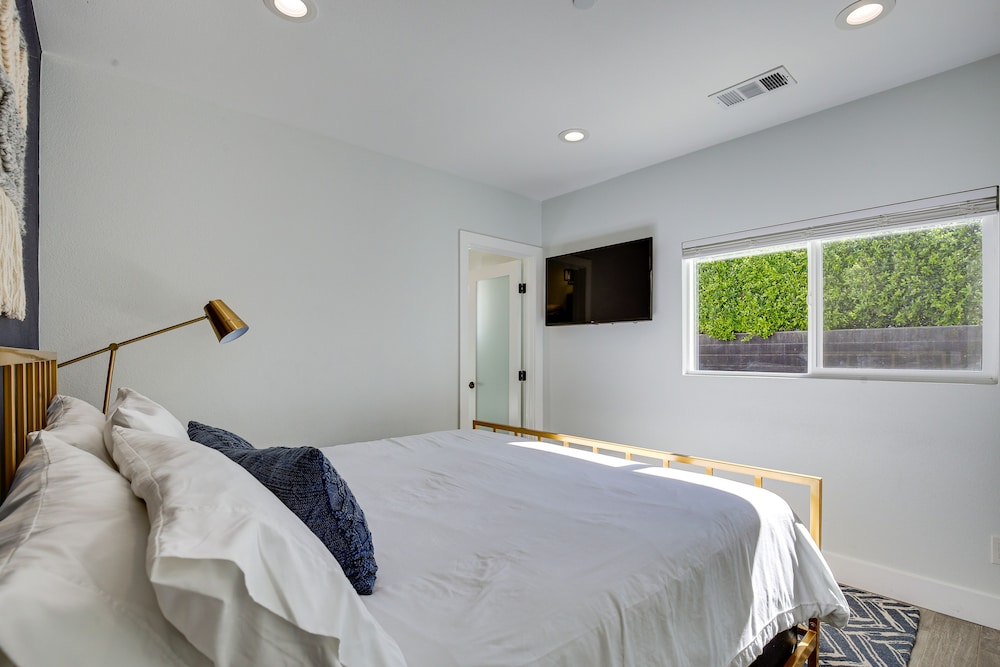 Modern Palm Springs Home w/ Pool & Gas Fire Pit! view 4