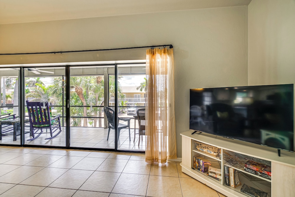 Walk to Sugar Sands: Retreat in Fort Myers Beach