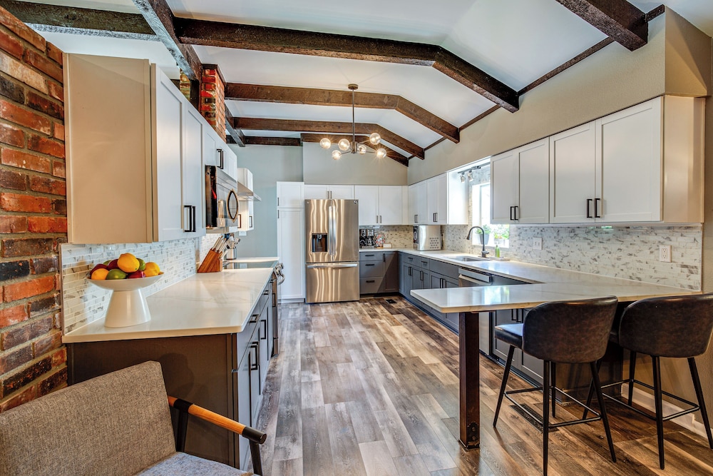 Chic Family-friendly Home in Riverside: 7 Mi to KC