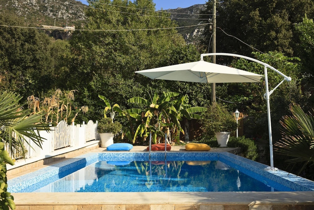 Waterfront Cottage in Ta l ca