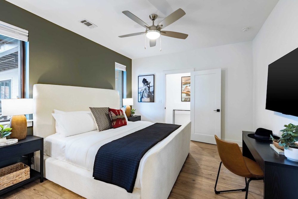 13 Modern Condos Near Downtown Nashville 26 Total Bedrooms, Sleeps 90 The Heights by Avantstay
