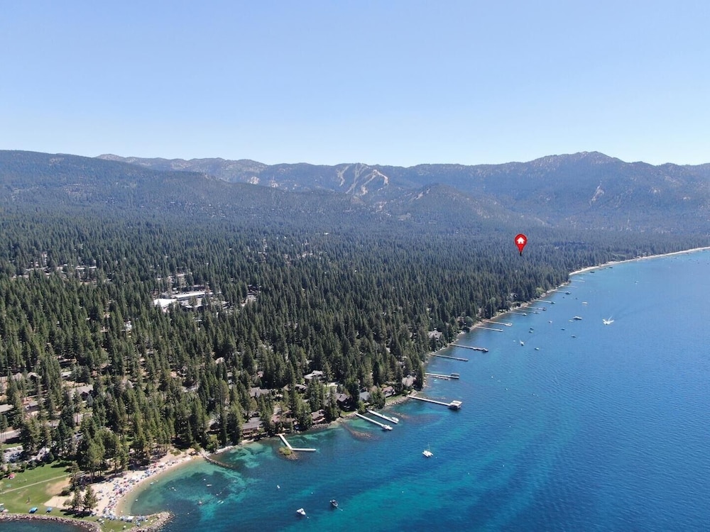 Lake Tahoe Vacations - Cartwright Corner Condo 4 Bedroom Townhouse by RedAwning - Property Image 2