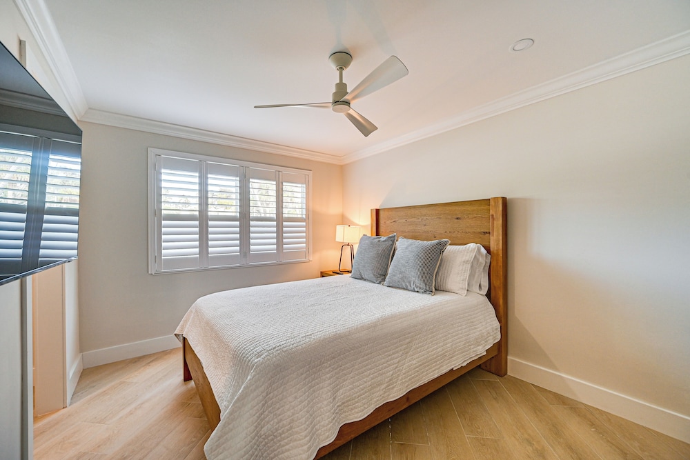 Upscale Naples Condo w/ Pool Access: Walk to Pier!