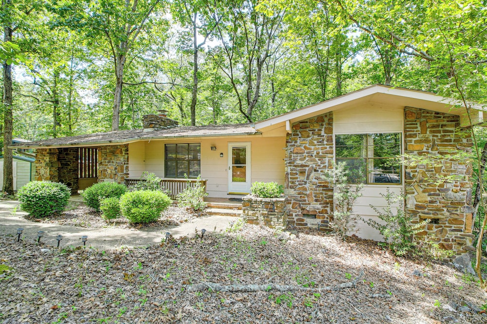 1/2 Mi to Desoto Lake: Hot Springs Village Home