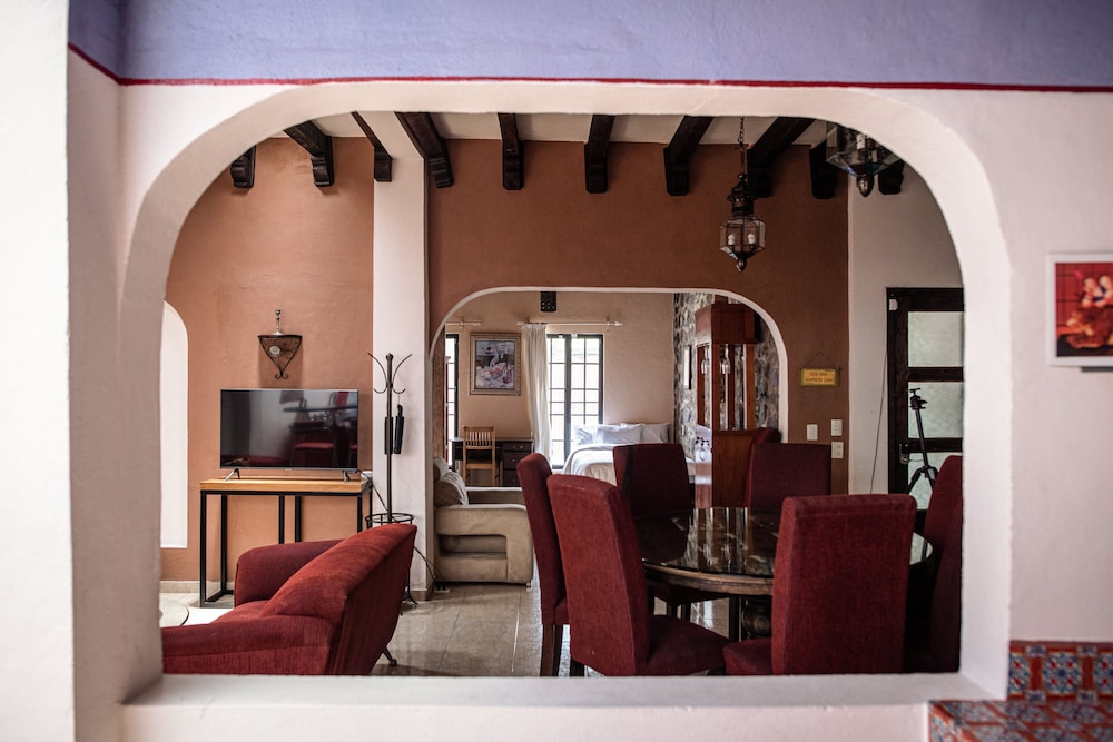 Centro 4Bed Home on Stirling Dickinson view 3