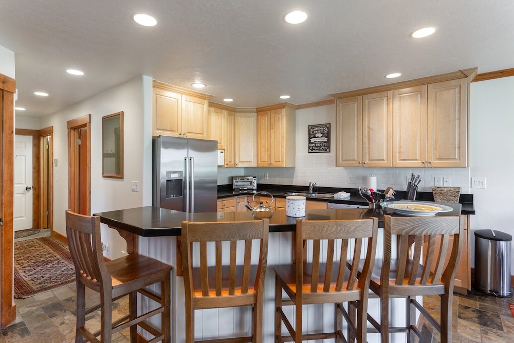 Deer Lake Village at Deer Valley Resort - Four Bedroom Condo with Hot Tub #2477 4 Condo