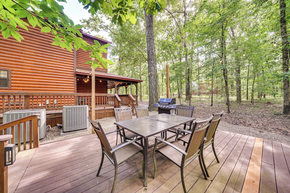 Hot Tub + Game Room: Family Retreat in Broken Bow