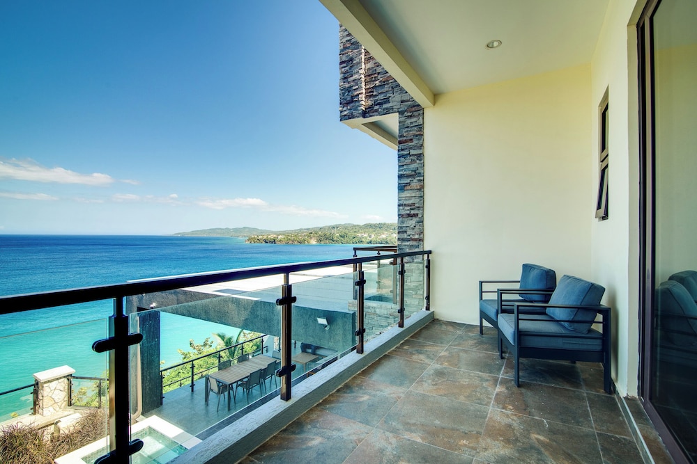 Luxury Oceanfront Villa Fully Staffed