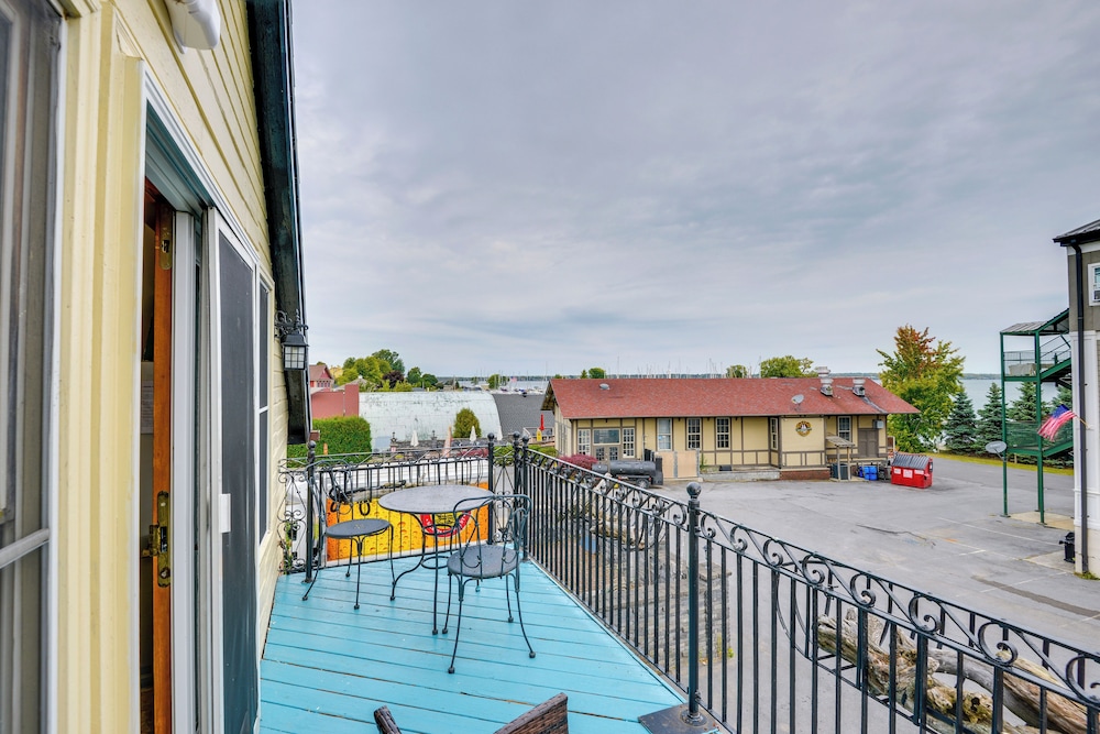 Walk to Marina: Dog-friendly Lake Ontario Studio