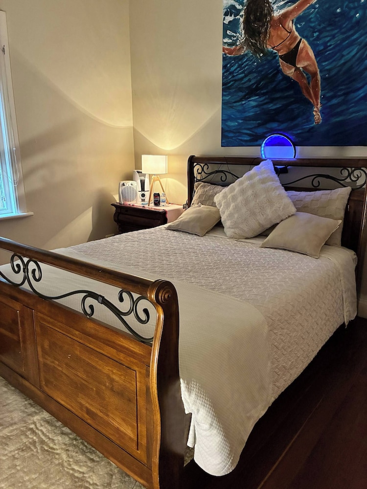 Cozy Tusmore Apartment With Private Garden City View Near Burnside Village Mall