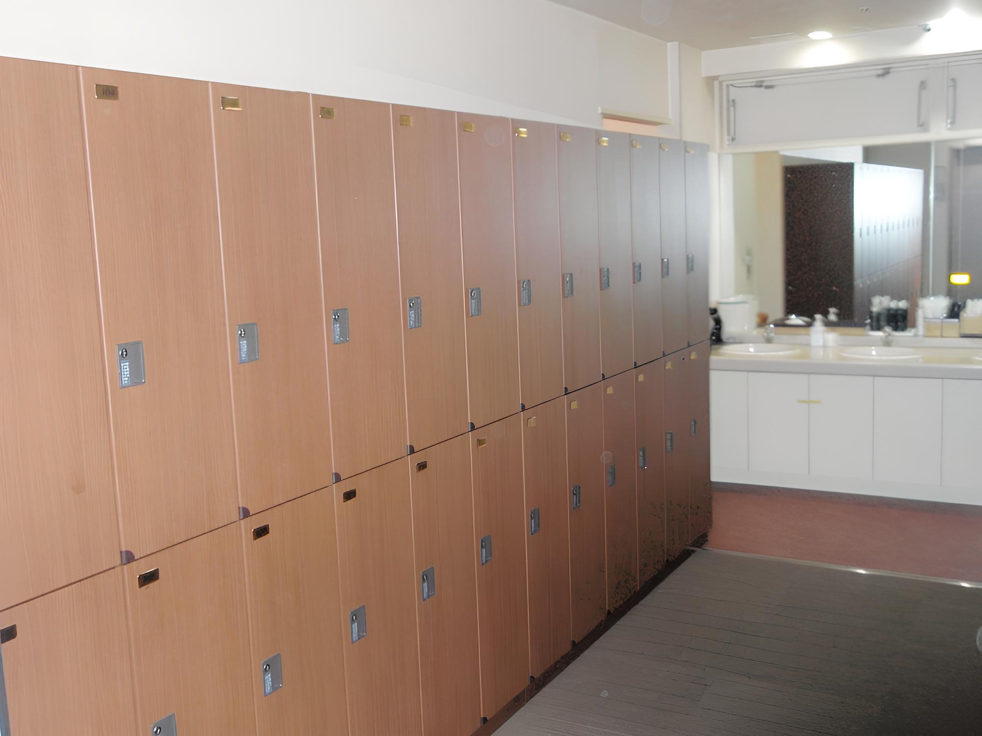 Capsule Hotel Kobe Sannomiya - Caters to men