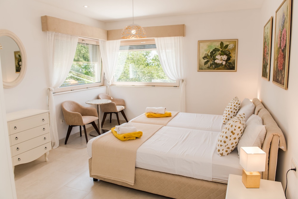 3 Bedroom 3 Bathroom Pool ,ivy House Montenegro view 5