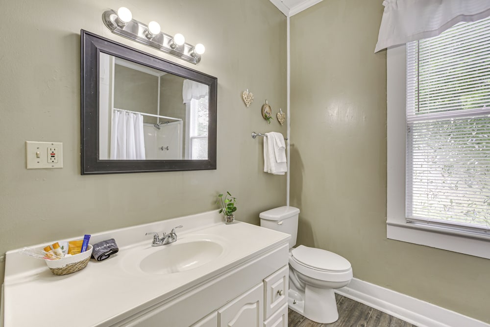 Walk to Restaurants & Shops: Dtwn Franklin Retreat
