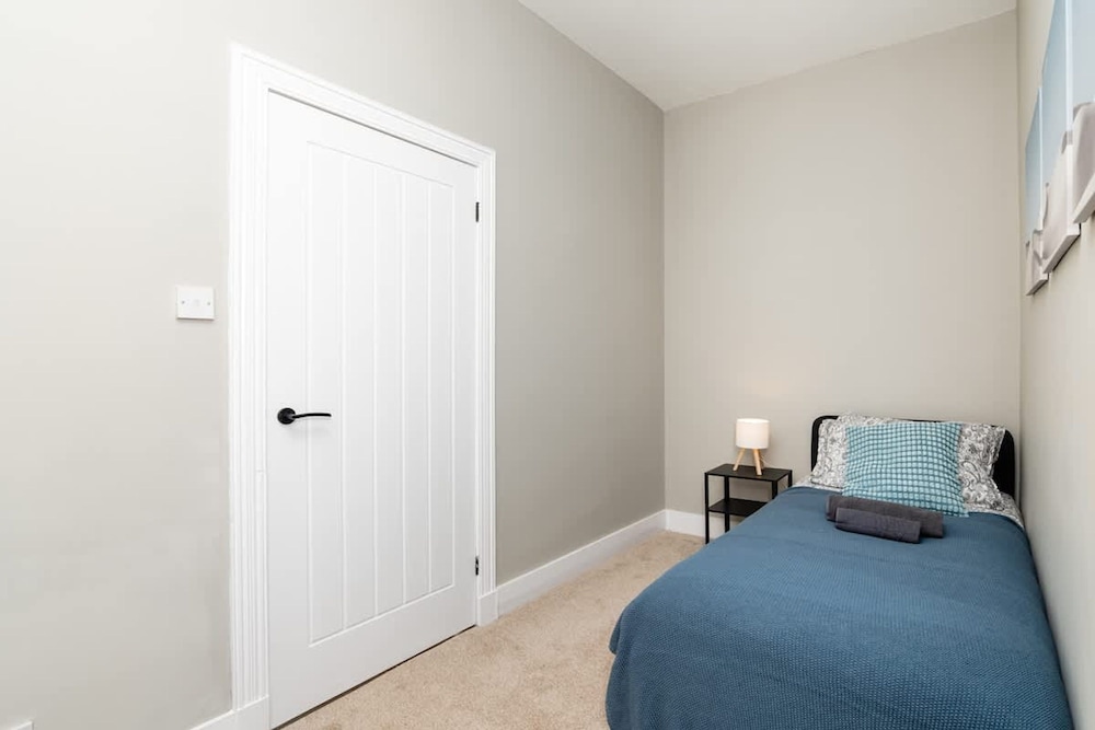 2 Bedroom Flat - Free Parking