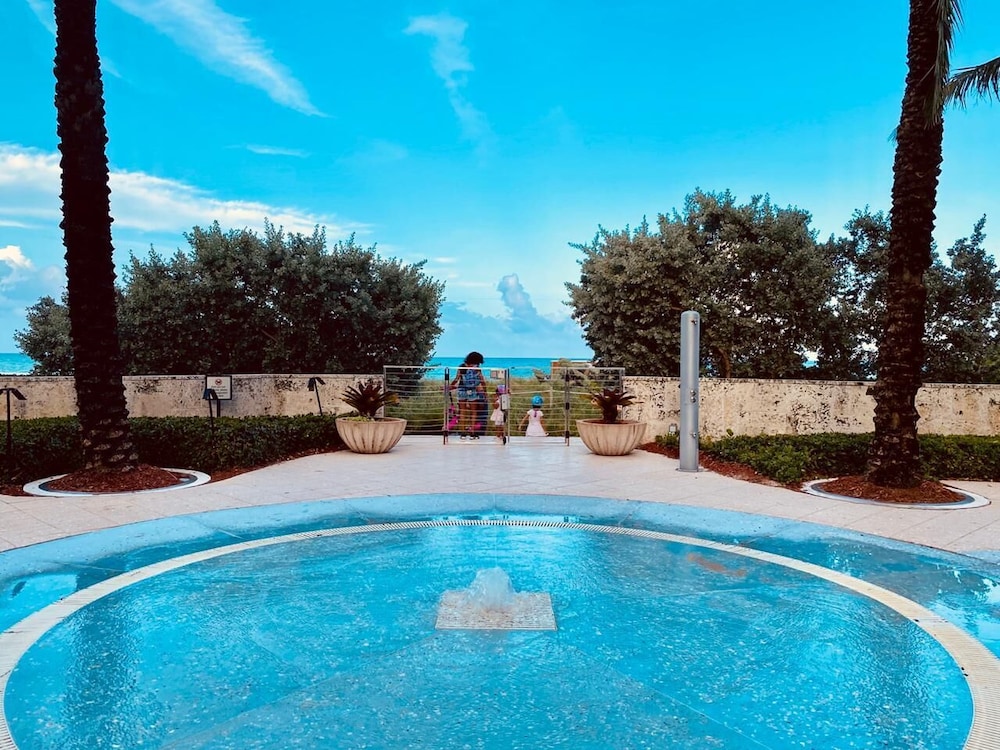 Carillon Miami Beach Private Suites