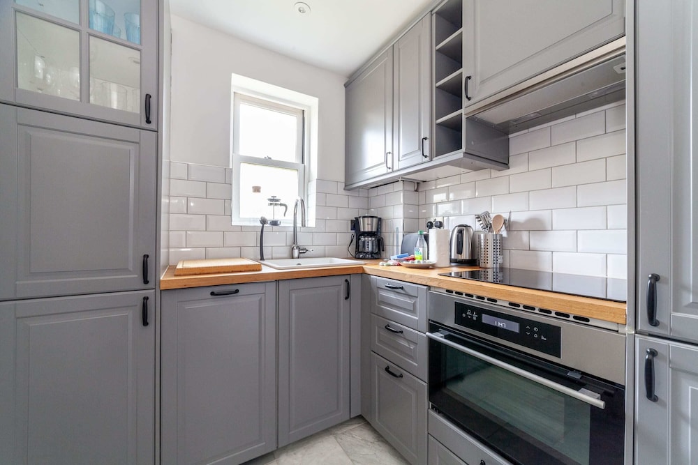 Spacious Battersea Gem With Balcony Bliss