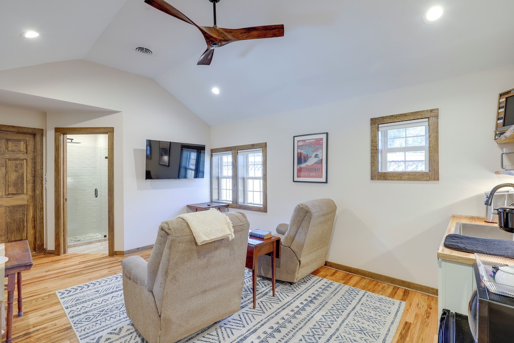 2 Blocks to AT: Mountain View Cabin Unit 2