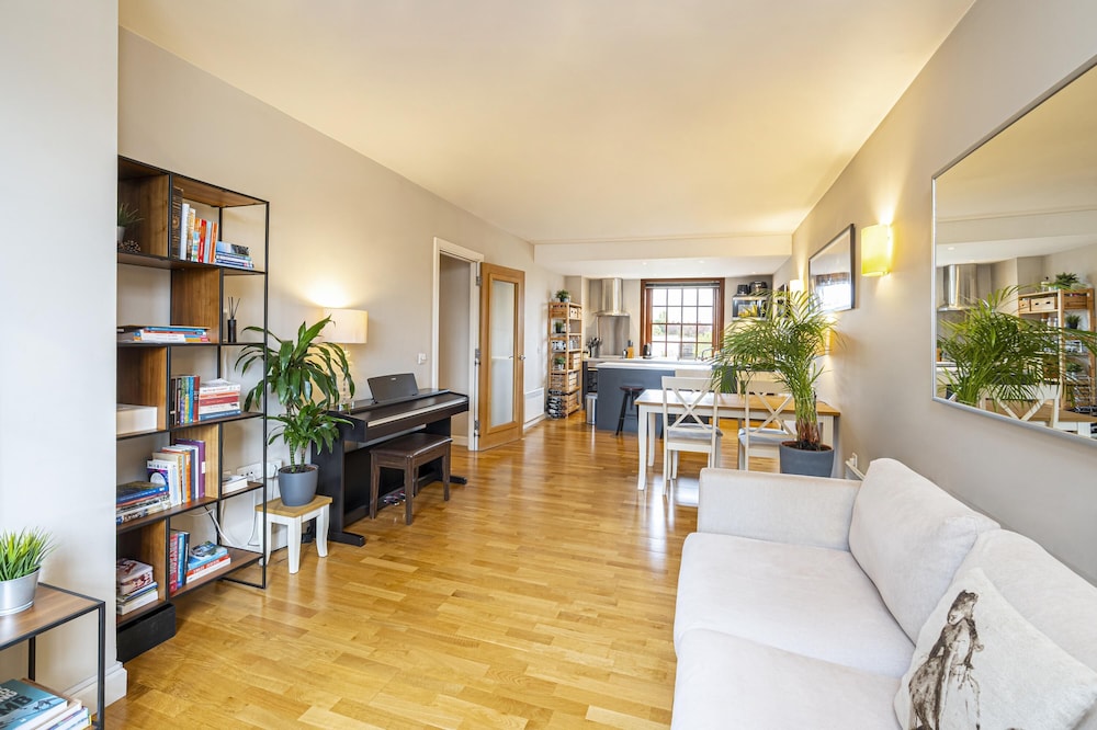 Peaceful Putney Apartment by Underthedoormat