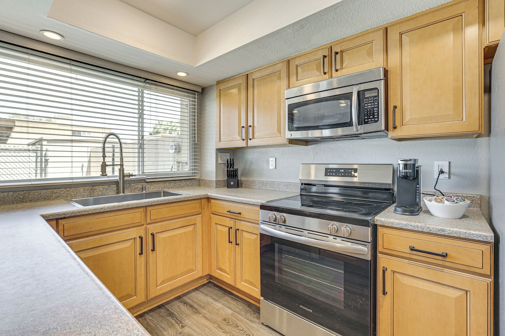 2 Mi to Old Town & Mall: Townhome w/ Pool Access!